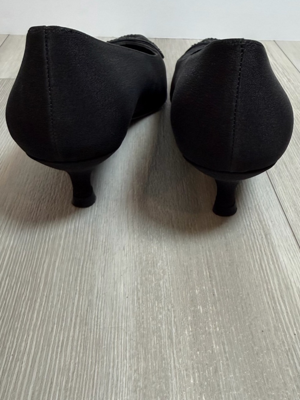 Stuart Weitzman Women’s Black Satin Rhinestone Trim Kitten Heels Size 8 - Picture 5 of 7
